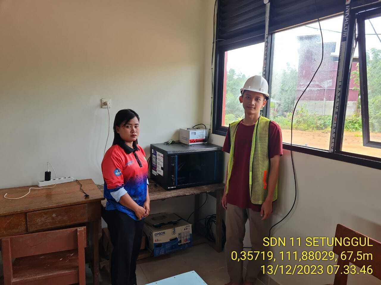 Dokumentasi serah terima pekerjaan bersama Kepala Sekolah SDN 11 Setunggul